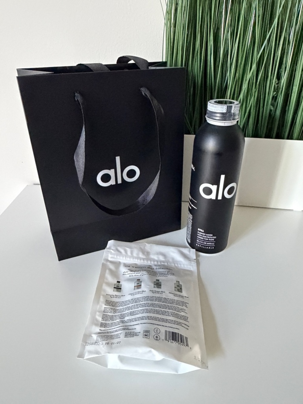NEW Alo Yoga Water Bottle Wellness Kit & Gift Bag Set - Picture 2 of 4
